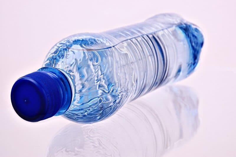 安全な飲料水を得るためにペットボトルのミネラルウォーターを買い続けるメリット・デメリット